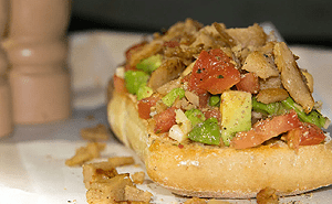 Broodje met vegan kipstukjes