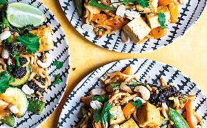 wok noedels pindasaus tofu